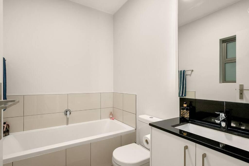 יוהנסבורג The Median Rosebank Luxury Apartment - Building With Generator מראה חיצוני תמונה